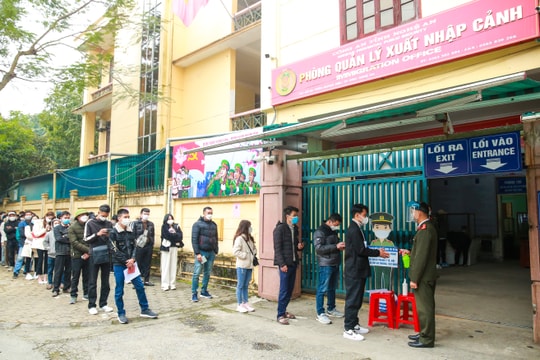 Người dân làm hộ chiếu, căn cước công dân tăng mạnh trong ngày đầu năm