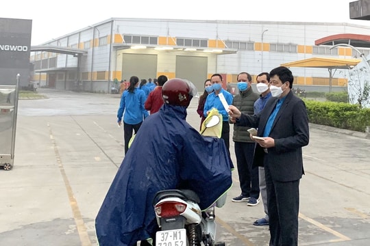 Người lao động phấn khởi nhận lì xì trong ngày làm việc đầu tiên của năm mới