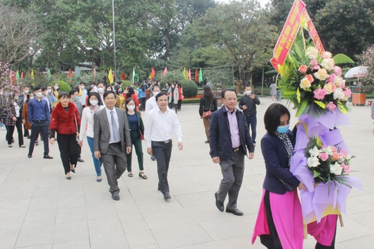Đoàn đại biểu Quốc hội và HĐND tỉnh dâng hương tưởng niệm Chủ tịch Hồ Chí Minh và trồng cây đầu Xuân