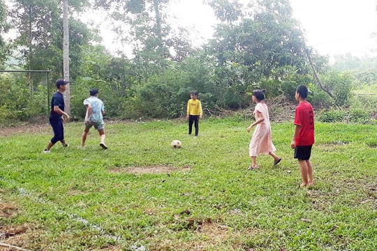 Bé trai 5 tuổi tử vong khi chơi bóng ngoài trời lạnh giá