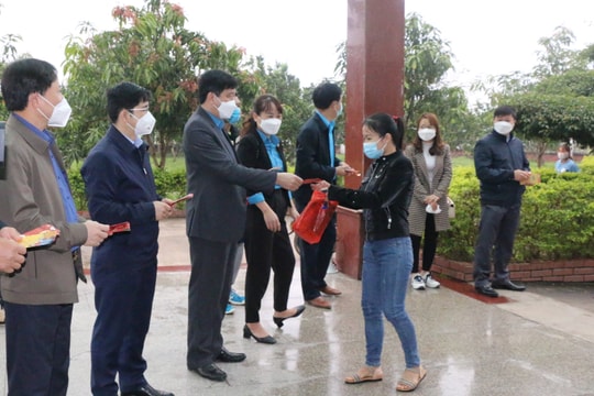 Lì xì đầu năm cho gần 700 công nhân, lao động ở huyện Thanh Chương