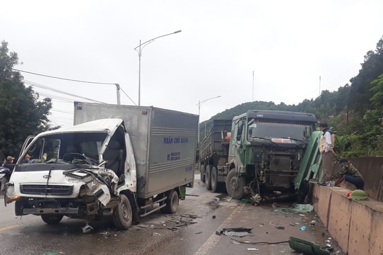 Va chạm giữa 2 xe tải, tài xế mắc kẹt trong ca bin