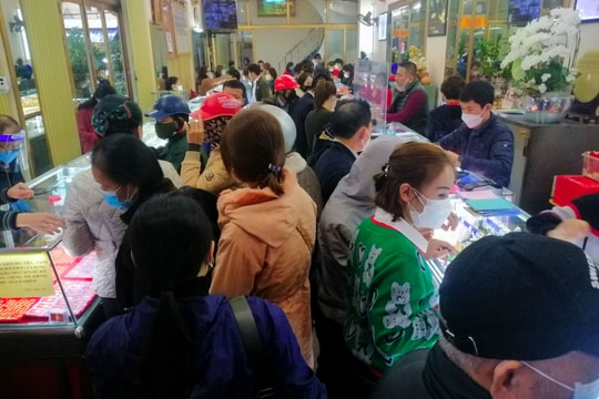 TP.Vinh: Người dân đổ xô mua vàng ngày Thần Tài dù giá cao ngất ngưởng