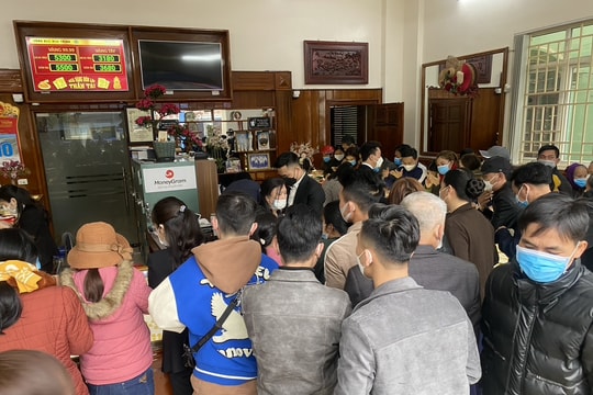 Bất chấp dịch Covid-19, khách hàng chen nhau mua vàng ngày vía Thần Tài