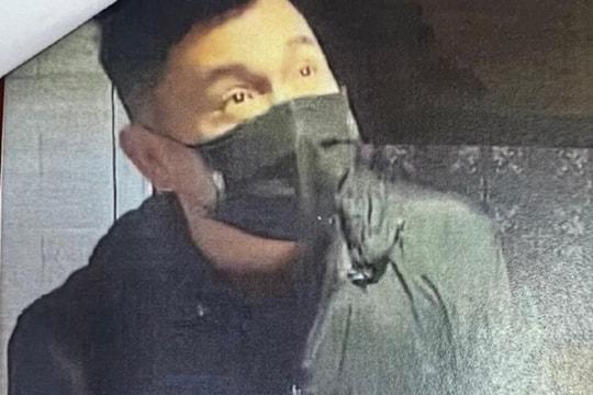 Truy tìm nam thanh niên vào tiệm vàng cướp giật trang sức 