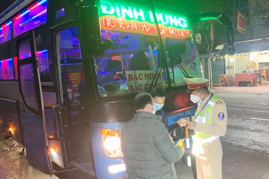 Yên Thành: Kiểm tra, xử lý xe ô tô giường nằm chở quá số người, dừng đỗ sai quy định