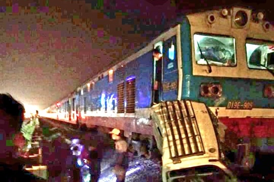 Va chạm với tàu hỏa, lái xe tải chấn thương nguy kịch