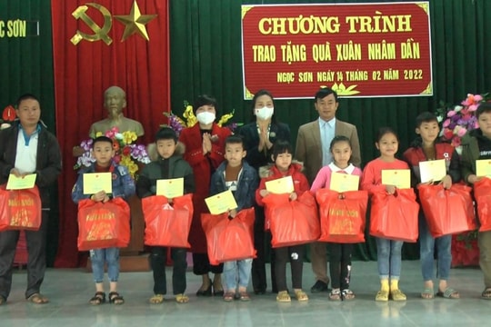 Phó chủ nhiệm Văn phòng Chủ tịch nước tặng quà cho trẻ em đặc biệt khó khăn