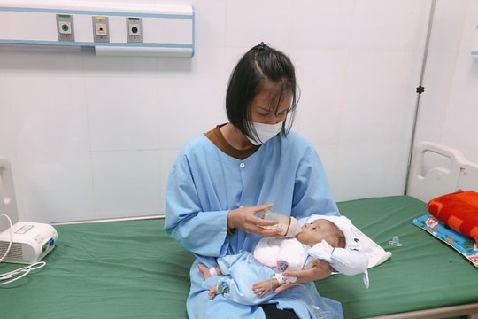 Cứu sống bé gái sinh non nặng 1,3kg, bị viêm ruột hoại tử