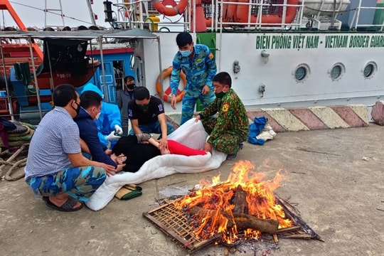 Cứu sống 1 thanh niên nhảy cầu Cửa Hội tự tử