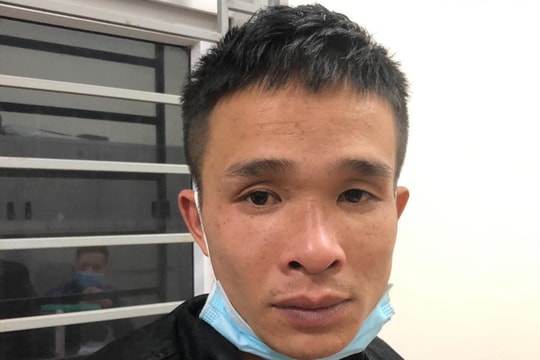 Gã đàn ông uy hiếp cướp tiền một phụ nữ đi thang máy