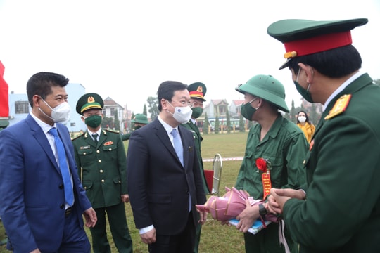 Chủ tịch UBND tỉnh Nguyễn Đức Trung động viên thanh niên thị xã Hoàng Mai lên đường nhập ngũ