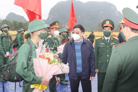 Phó Bí thư Thường trực Tỉnh ủy Nguyễn Văn Thông dự lễ giao, nhận quân tại huyện Con Cuông