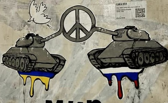 Bức tranh đường phố 'hòa giải' xuất hiện trước đại sứ quán Nga và Ukraine ở Rome