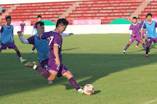 CLB TP.HCM tiếp tục đối mặt nỗi lo Covid-19;‘Trận gặp U23 Singapore rất quan trọng’ 