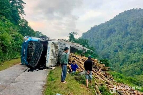 Nghệ An: Phòng ngừa, ngăn chặn tai nạn liên quan đến xe chở nông, lâm sản