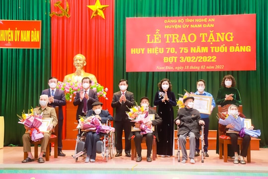 Bí thư Tỉnh ủy trao Huy hiệu Đảng cho các đảng viên lão thành ở Nam Đàn