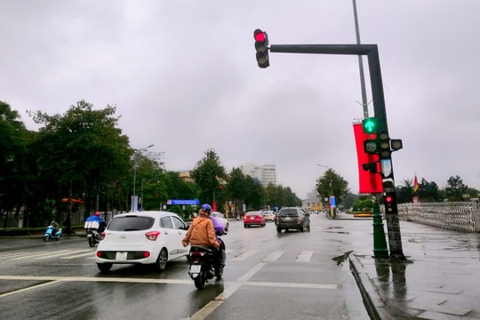TP. Vinh cải tạo hệ thống đèn giao thông, dỡ biển 'đèn đỏ được phép đi thẳng'