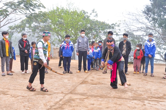 Trường đầu tiên ở huyện vùng biên Nghệ An dạy múa khèn Mông 