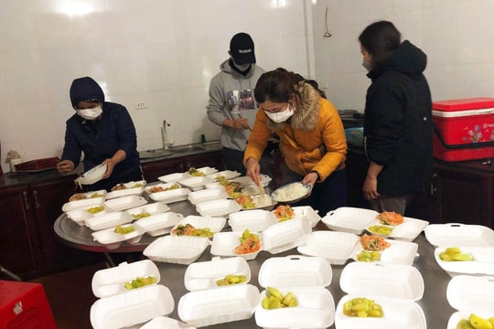Giáo xứ Văn Thành nấu hơn 1.000 suất ăn miễn phí hỗ trợ bệnh nhân Covid - 19 