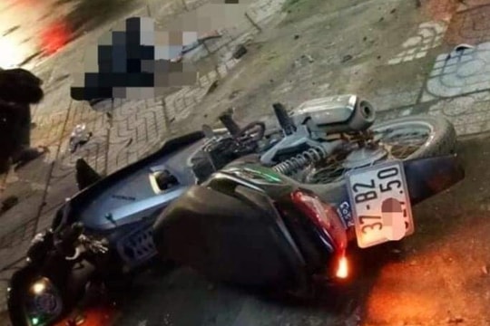 Lao lên vỉa hè, 2 thanh niên đi xe máy thương vong