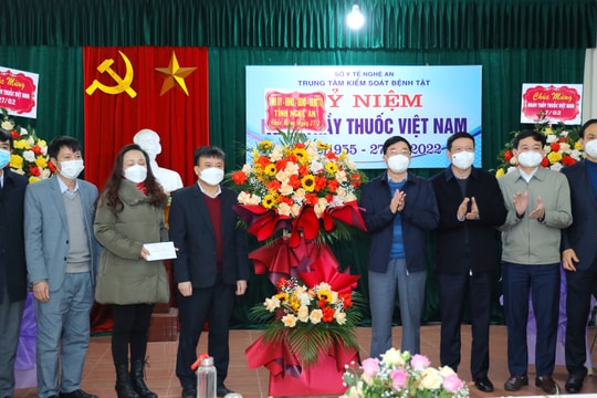 Phó Bí thư Thường trực Tỉnh ủy Nguyễn Văn Thông chúc mừng Ngày Thầy thuốc Việt Nam tại một số đơn vị