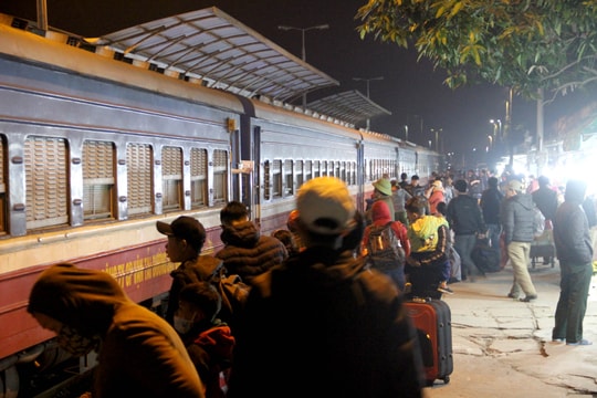 Vì sao tuyến tàu đường sắt Vinh - Hà Nội tạm dừng hoạt động? 