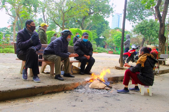 Người dân Nghệ An co ro, đốt lửa sưởi ấm trong giá rét  
