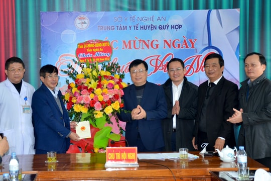 Phó Chủ tịch UBND tỉnh làm việc tại Quỳ Hợp, thăm và tặng quà các đơn vị y tế 