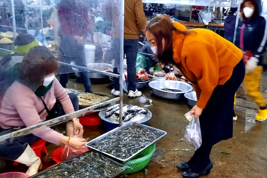 Tàu thuyền ngưng đánh bắt, hải sản khan hàng, tăng giá