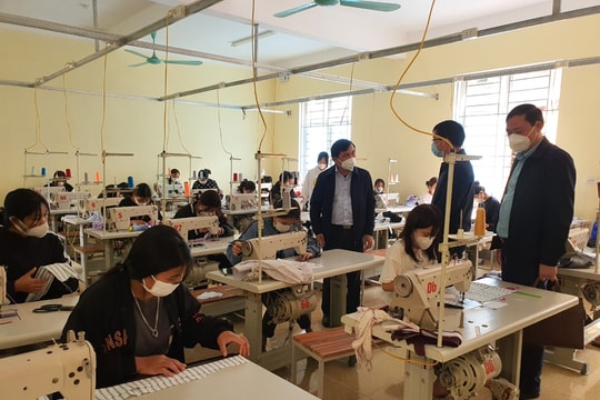 HĐND tỉnh khảo sát công tác đào tạo nghề tại Con Cuông