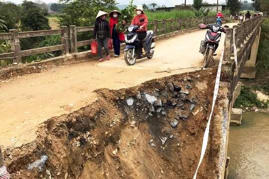 Cầu dân sinh sạt lở 'đe dọa' người đi đường  ​