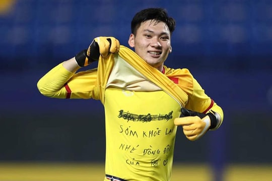 Dòng chữ cảm động trên tấm áo lót của thủ môn Xuân Hoàng; U23 Việt Nam thay gấp 1 viện binh