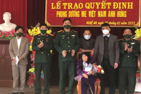 Bộ CHQS tỉnh nhận phụng dưỡng Mẹ Việt Nam anh hùng ở Diễn Châu