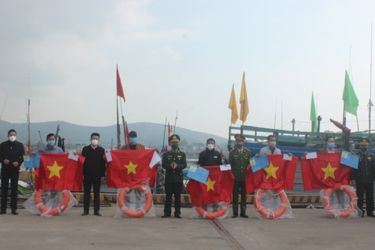Tặng quà và cờ Tổ quốc cho ngư dân ở TX. Hoàng Mai 