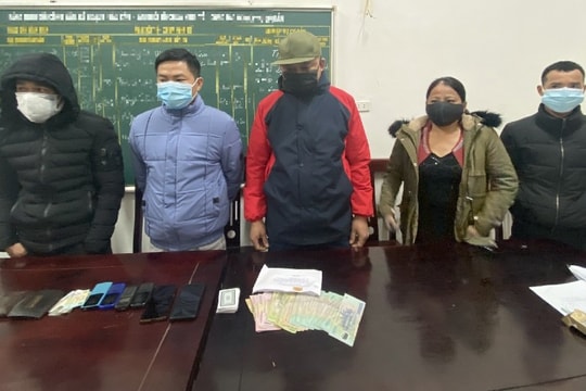 Bắt quả tang 10 đối tượng đánh bạc trong quán cà phê