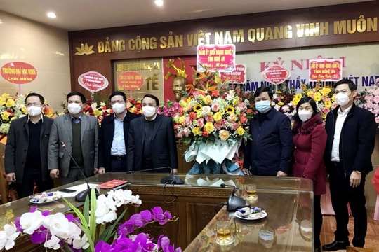 Đảng ủy Khối Doanh nghiệp thăm, chúc mừng các đơn vị y tế nhân ngày Thầy thuốc Việt Nam