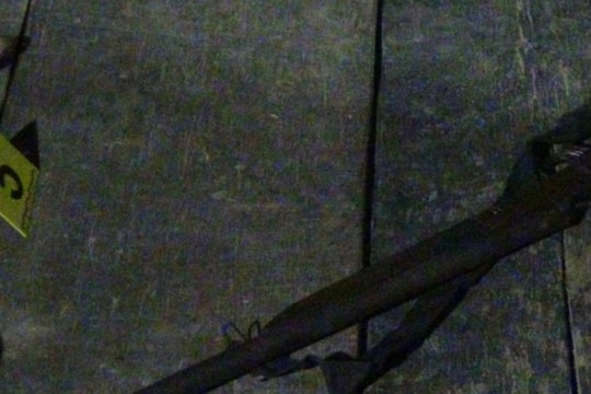 Bố chồng bắn con dâu rồi tự sát