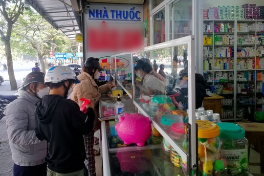 Người dân đổ xô 'săn' thuốc điều trị Covid-19 dù chỉ được bán theo đơn