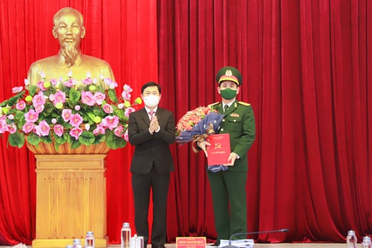 Trao quyết định của Ban Bí thư chuẩn y Thượng tá Phan Đại Nghĩa giữ chức Ủy viên Ban Thường vụ Tỉnh ủy