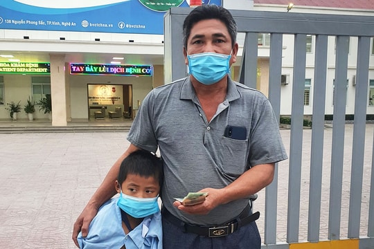 Trao 22 triệu đồng giúp đỡ cháu bé bị mẹ tâm thần đánh gãy tay 