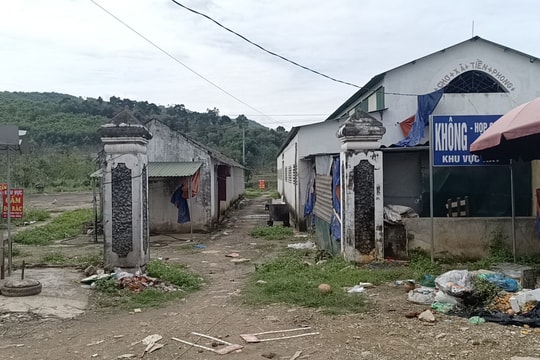 Quế Phong: Chợ bỏ hoang, người dân kéo nhau ra đường buôn bán