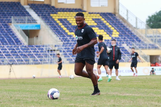 Tân binh Oseni của SLNA háo hức chờ đợi trận đấu với HAGL