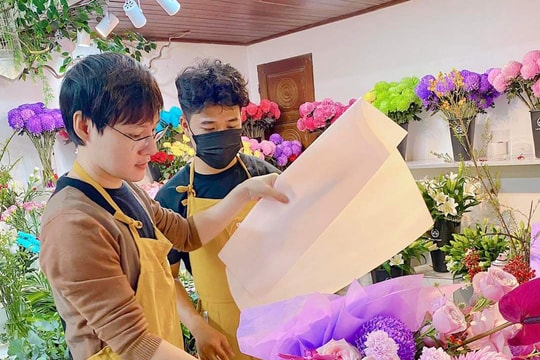 Hoa tươi tăng giá, hoa kết từ tiền thật hút khách dịp lễ 8/3