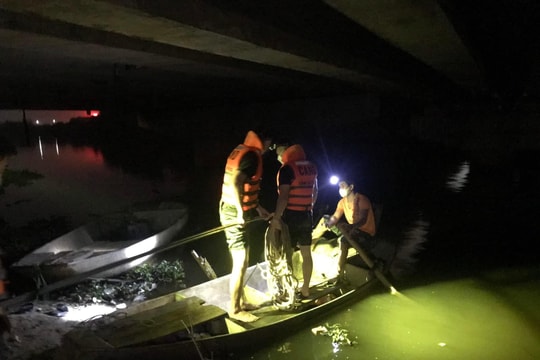 Trục vớt thi thể nam thanh niên rơi xuống sông tử vong sau tai nạn giao thông