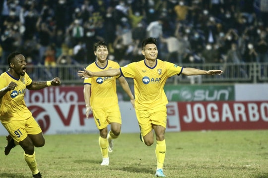 Xem lại trận cầu hơn cả 3 điểm của SLNA trên sân Vinh