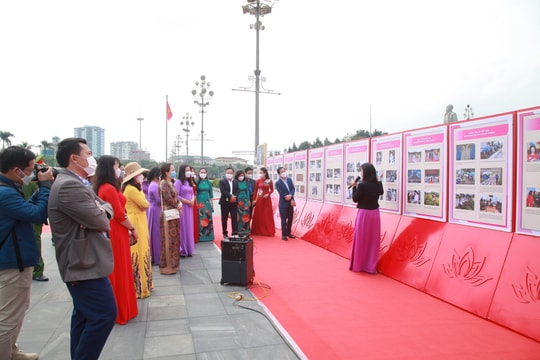 Trưng bày ảnh 'Phụ nữ Việt Nam trong trái tim Bác'