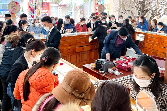  Giá vàng liên tục 'nhảy múa', người dân tranh thủ bán chốt lời