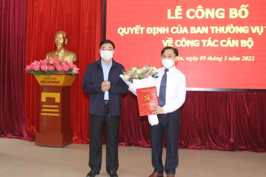 Trao Quyết định điều động, bổ nhiệm Phó Bí thư Đảng ủy Khối Doanh nghiệp tỉnh