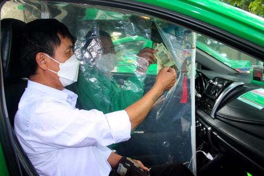 Nhiều tài xế taxi tự trang bị vách ngăn để phòng dịch Covid-19